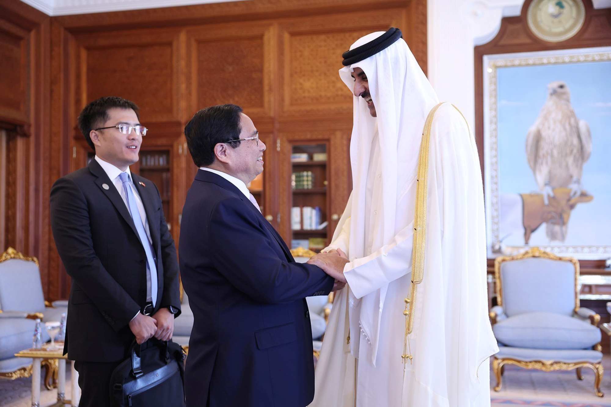 Politburo member and Prime Minister Pham Minh Chinh greets Qatari Emir Tamim bin Hamad Al Thani. Photo: VNA