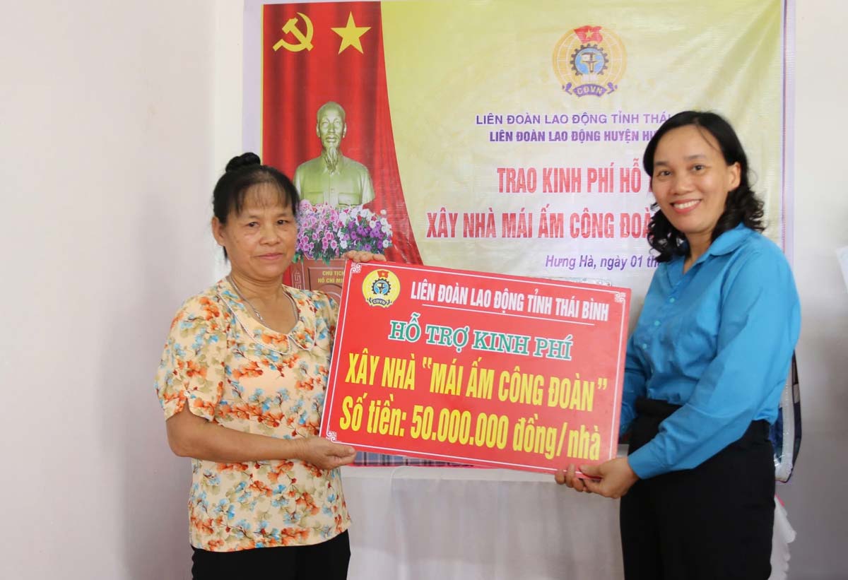 Vice President of Thai Binh Provincial Federation of Labor Pham Thi Thang presented funding to support house construction for union member Nguyen Thi Vinh. Photo: Ba Manh