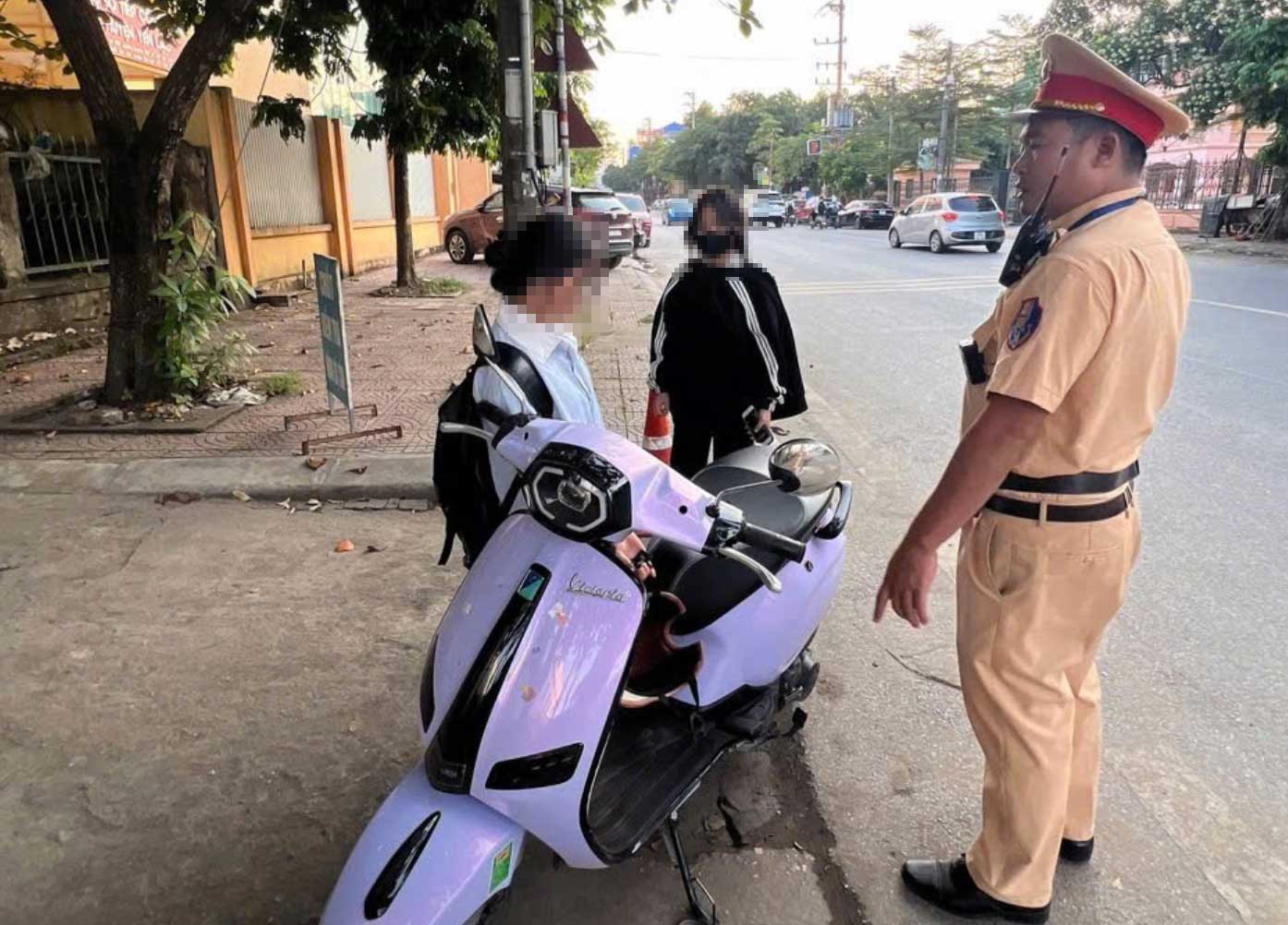 Students violated the law by driving a motorbike without wearing a helmet. Photo: Vinh Phuc Police