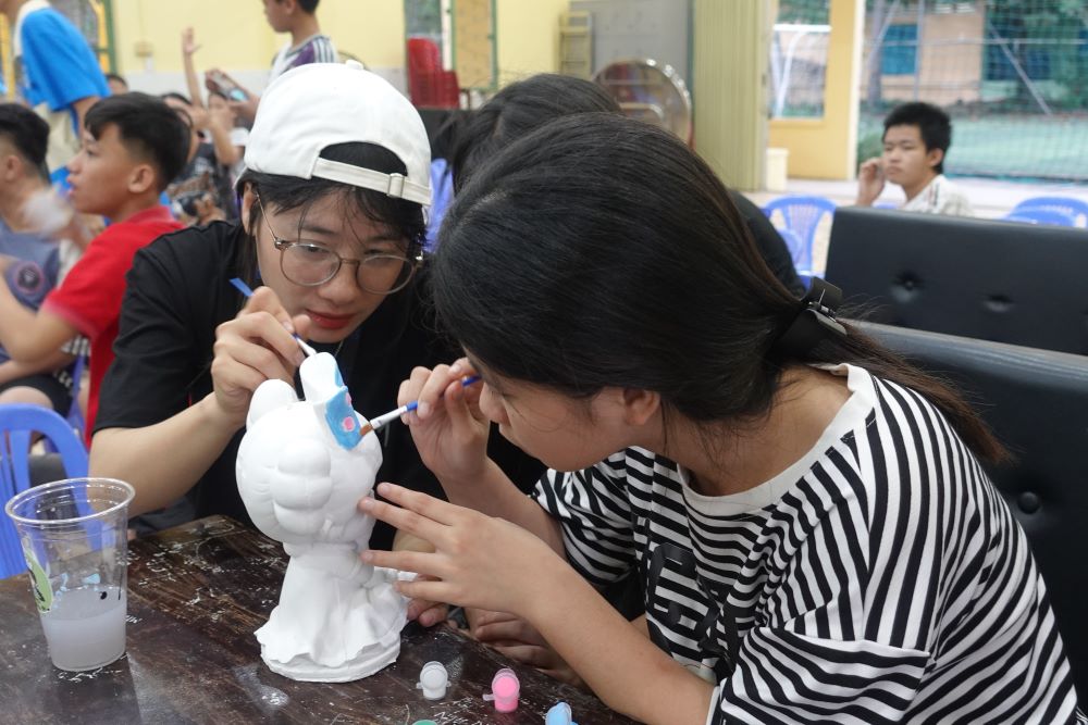 Children of Danang Hope Village try painting statues and drinking milk tea. Photo: Tran Thi