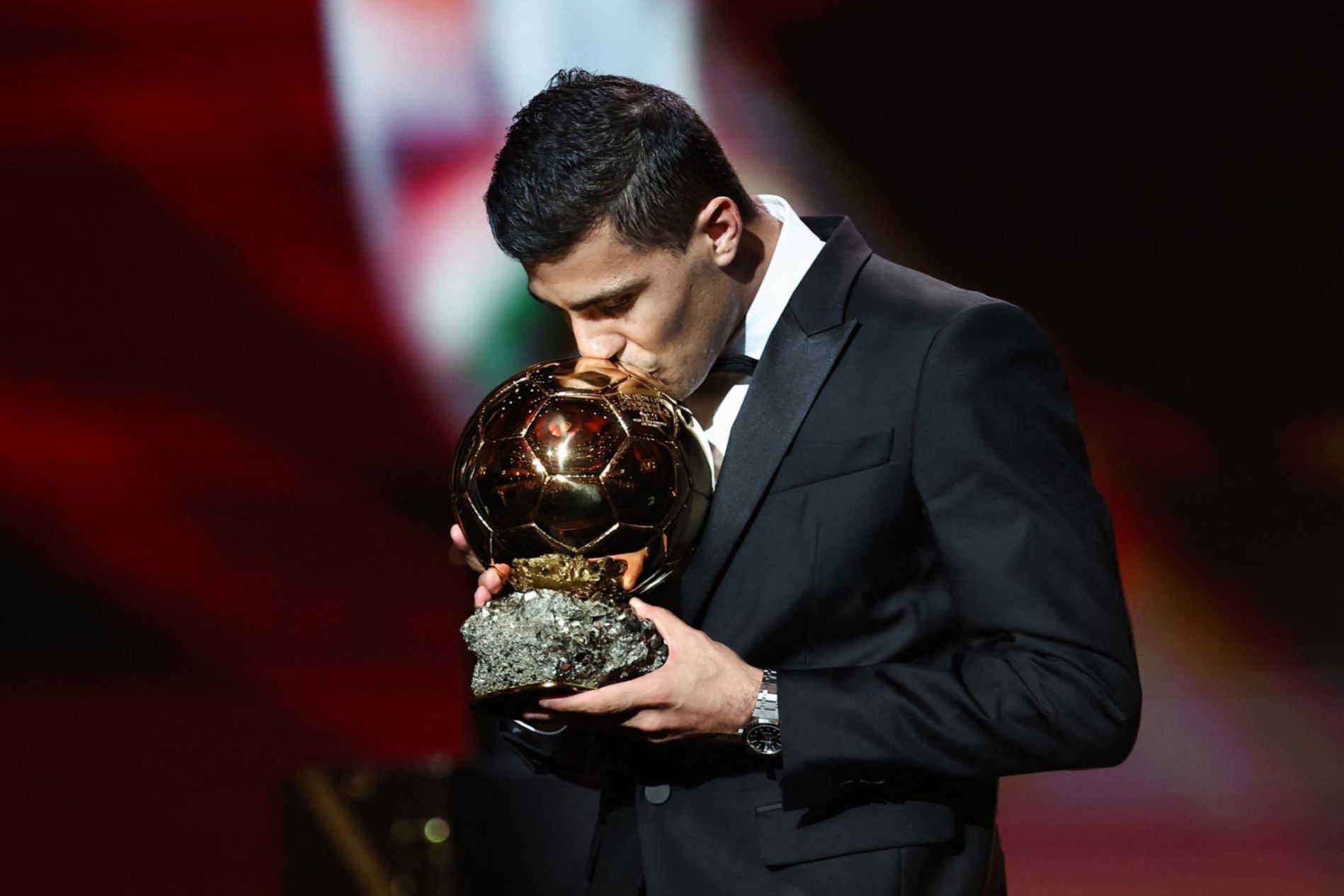 Rodri Hernandez's emotions at the moment of receiving the 2024 Ballon d'Or. Photo: Ballon d'Or