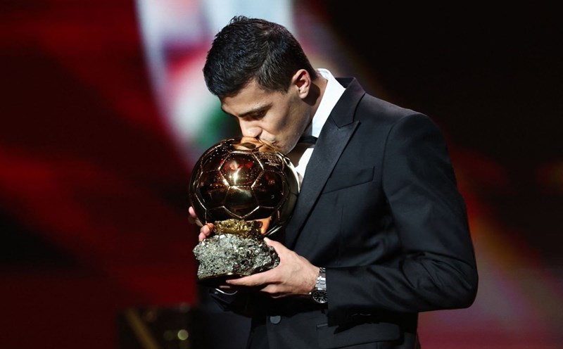 Rodri Hernandez's emotions at the moment of receiving the 2024 Ballon d'Or. Photo: Ballon d'Or
