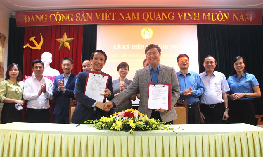 Leaders of the Bac Giang Provincial Labor Federation (right) signed a memorandum of understanding with leaders of FE Credit Company. Photo: Bac Giang Labor Union