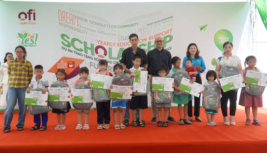 Many activities to care for the lives of union members and workers help to avoid black credit. Photo: Ha Anh Chien