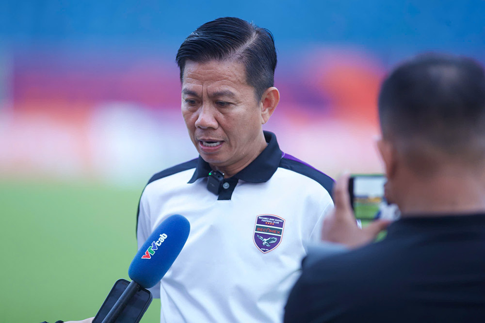 Coach Hoang Anh Tuan was interviewed during the afternoon training session of Binh Duong club on November 1. Photo: Thanh Vu
