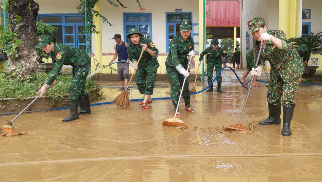 Quang Binh Province Border Guards help people clean up after the flood. Photo: Border Guards