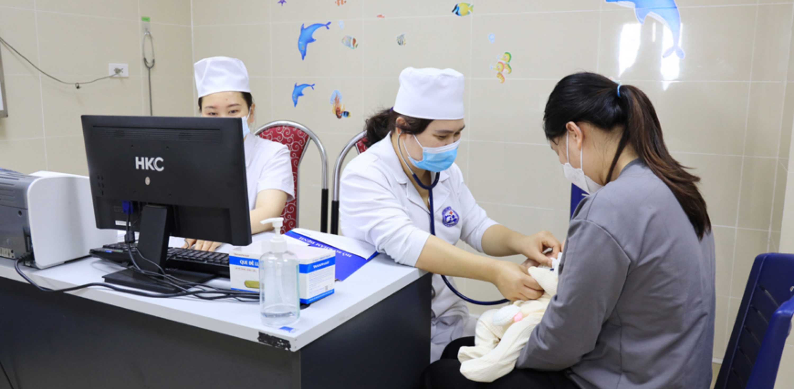 The number of pediatric patients coming for examination and treatment at Vinh Phuc Province Maternity and Pediatrics Hospital in October increased by 130% compared to the previous month. Photo: Vinhphuc.gov
