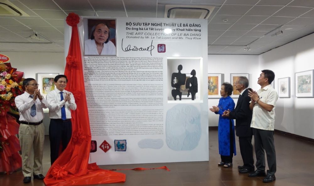 Carpet paintings by artist Le Ba Dang are displayed in Da Nang. Photo: Tran Thi