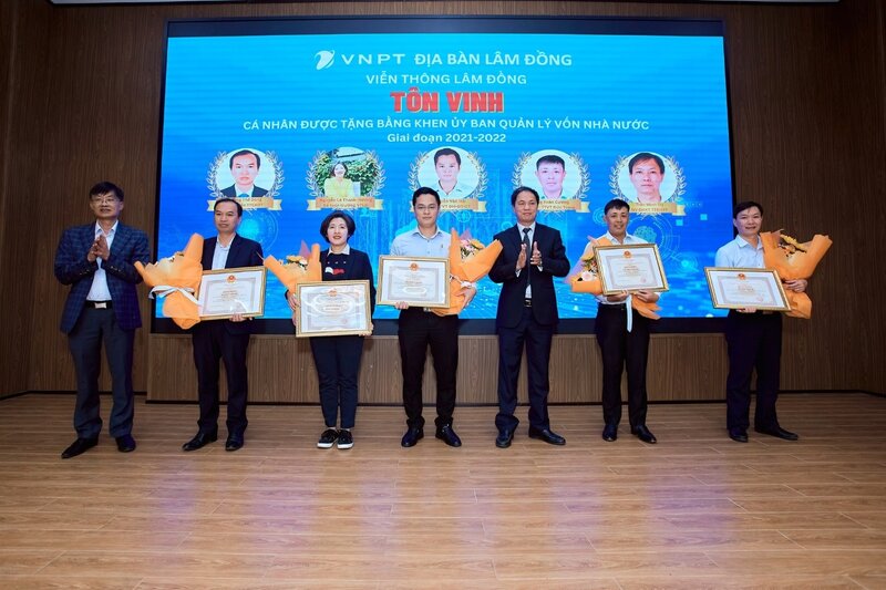 VNPT Lam Dong Trade Union honors and rewards outstanding workers. Photo: D.PHUONG