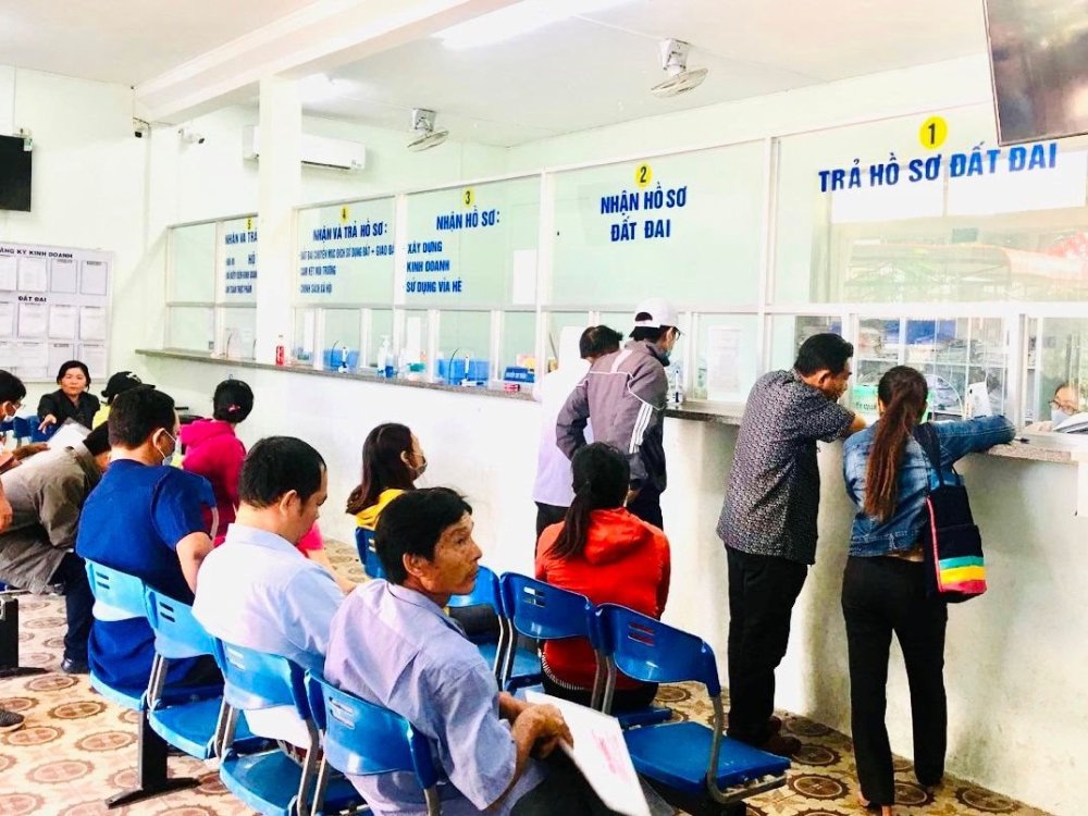 People submit their applications at the reception and results department in Phan Thiet City, Binh Thuan Province. Photo: Thu Ha