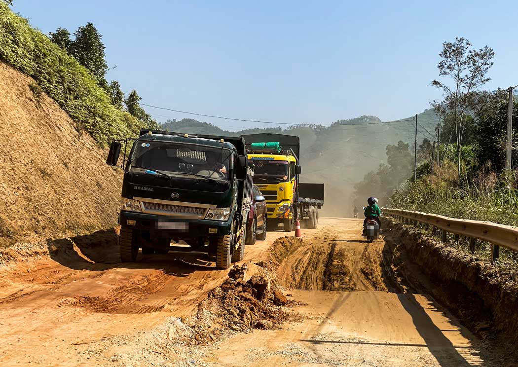 Tuyến đường từ nút giao IC12 đi Vân Hội đang được sửa chữa. Ảnh: Trần Bùi