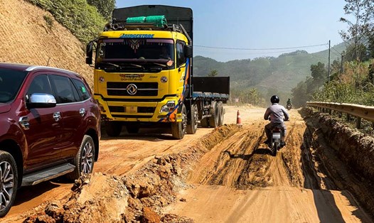 Yên Bái đầu tư 19,7 tỉ đồng để sửa chữa tuyến đường từ nút giao IC12 đi Vân Hội. Ảnh: Trần Bùi