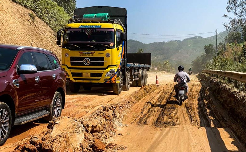 Yen Bai invests 19.7 billion VND to repair the road from IC12 intersection to Van Hoi. Photo: Tran Bui