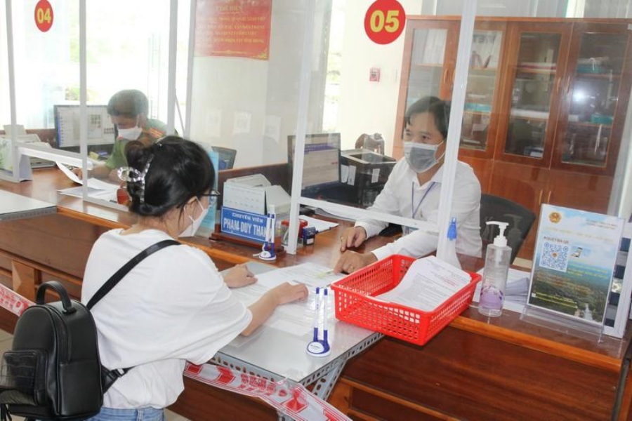 Receiving documents and returning results of administrative procedure settlement in Ca Mau. Photo: Camau.gov.vn