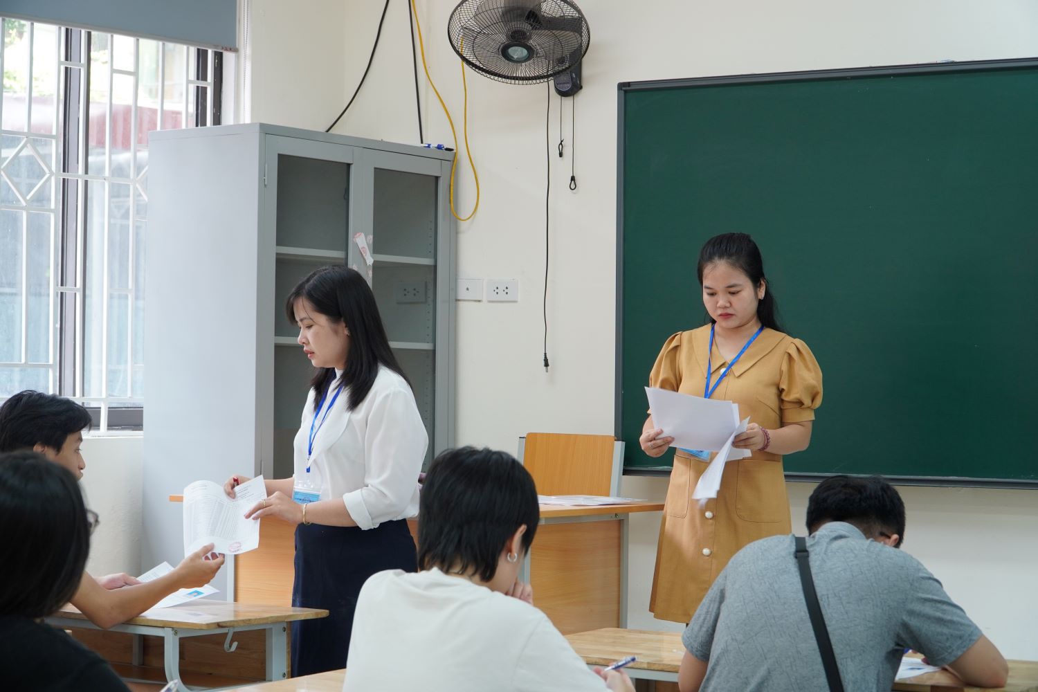From December 15, the Ministry of Education and Training (MOET) will abolish the exam for promotion of teachers' professional titles. Photo: Van Trang
