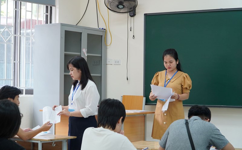 From December 15, the Ministry of Education and Training (MOET) will abolish the exam for promotion of teachers' professional titles. Photo: Van Trang