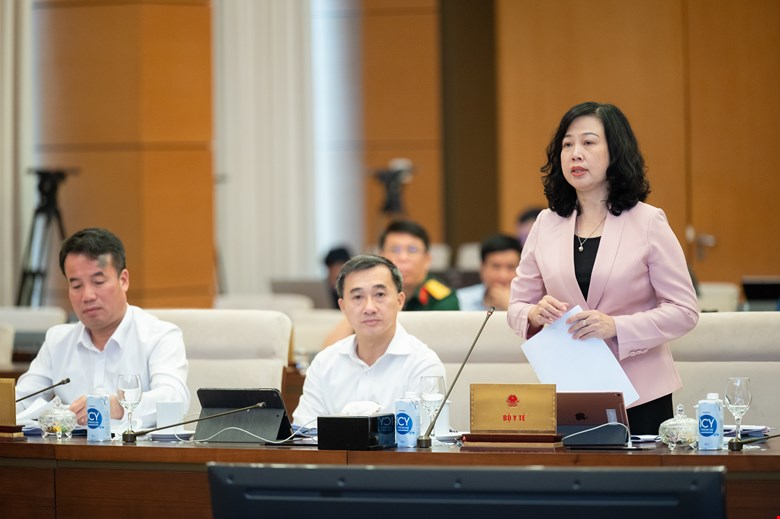 Minister of Health Dao Hong Lan proposed to remove referral procedures for some rare and serious diseases... to reduce procedures and out-of-pocket expenses for people. Photo: Quochoi.vn