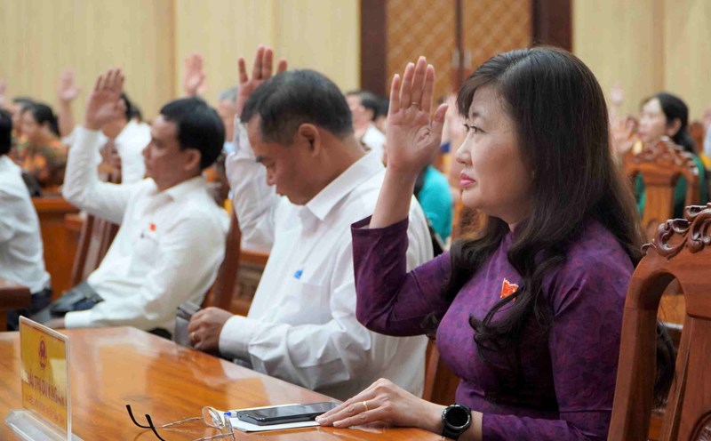 Delegates of the People's Council of Kien Giang province voted to approve the merger of Vinh Thanh Van and Vinh Bao wards of Rach Gia city. Photo: Nguyen Anh