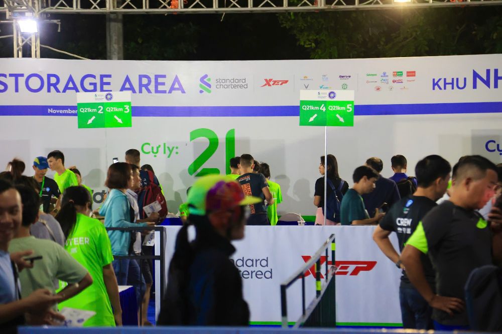 Athletes come to change their bibs at the Standard Chartered Marathon Heritage Hanoi 2024. Photo: Dinh Trung