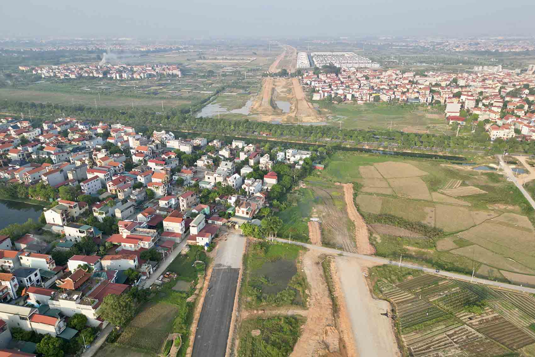 Hien tren dia ban huyen Me Linh van con mot vai diem “xoi do” khien nha thau chua the trien khai thi cong dong bo nhu thon Tan Chau (xa Chu Phan), thon Khe Ngoai 2 (xa Van Khe). Anh: Huu Chanh