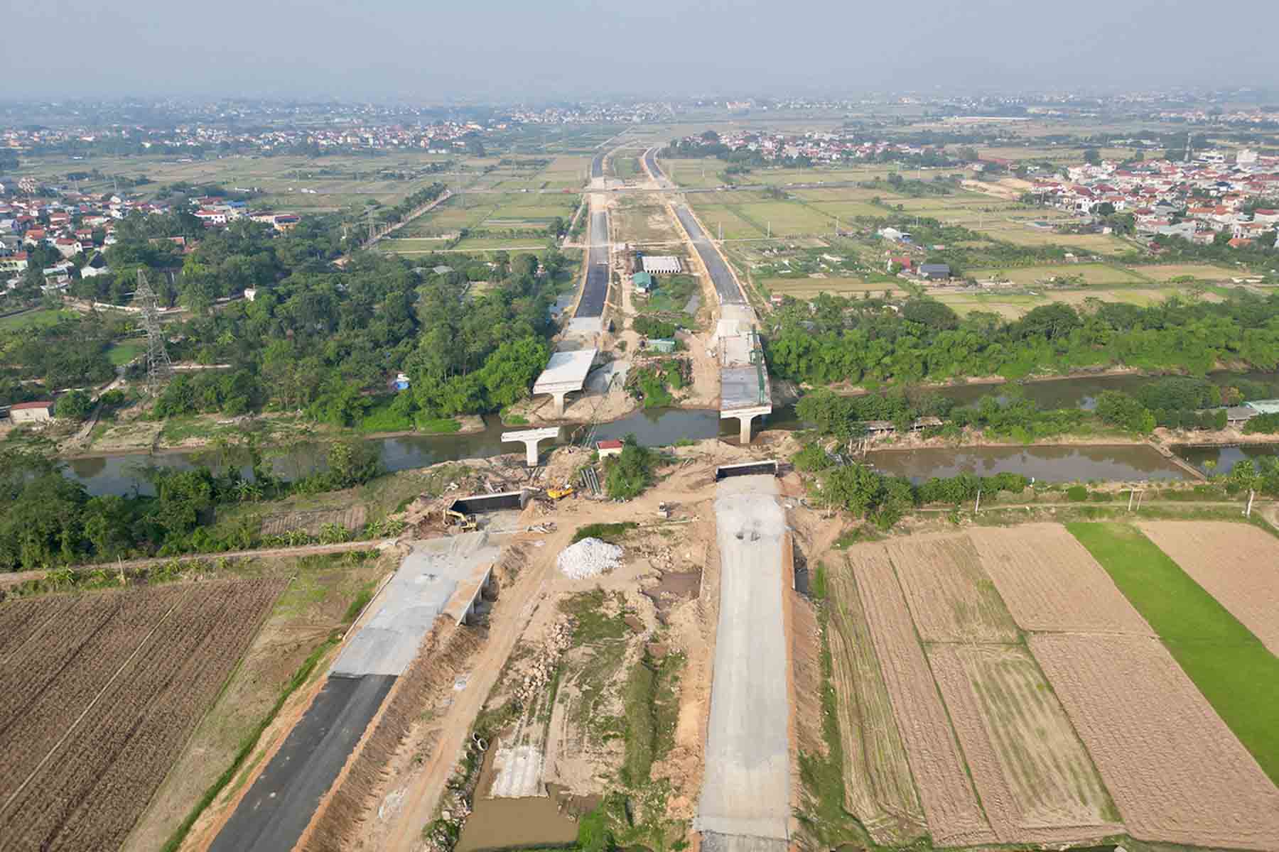 Goi thau so 8 xay dung duong song hanh Vanh dai 4 co chieu dai 13km, trong do doan qua huyen Soc Son dai 2,3km; doan qua huyen Me Linh dai hon 10km. Trong anh la hang muc cau vuot song Ca Lo, diem giap ranh giua 2 dia phuong. Anh: Huu Chanh