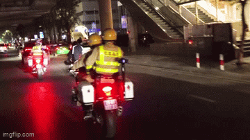 Hanoi traffic police use special vehicles to stop and arrest "speed demons" all night long