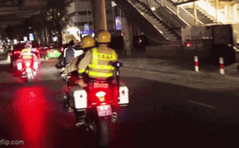 Hanoi traffic police use special vehicles to stop and arrest "speed demons" all night long