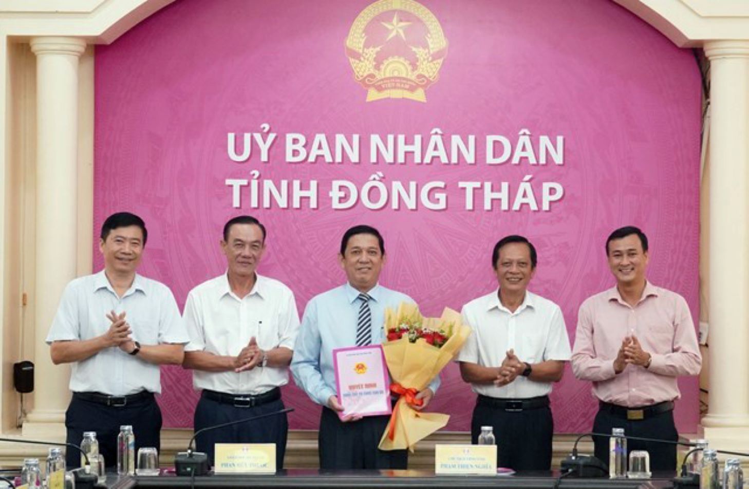 Trao quyet dinh dieu dong, bo nhiem ong Huynh Thanh Son (thu 3 trai sang) giu chuc vu Pho Chanh Thanh tra tinh. Anh: Ngoc Ngan