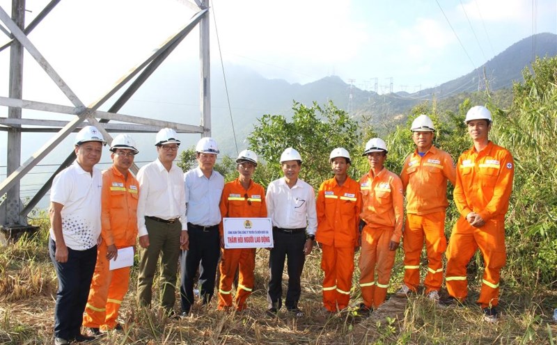 Leaders of EVNNPT Trade Union presented gifts and encouraged workers to overcome the consequences of storm No. 6. Photo: Quang Thang