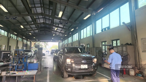 Inspectors check vehicle tires. Photo: Minh Hanh
