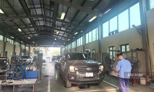 Đăng kiểm viên thực hiện kiểm tra lốp phương tiện. Ảnh: Minh Hạnh