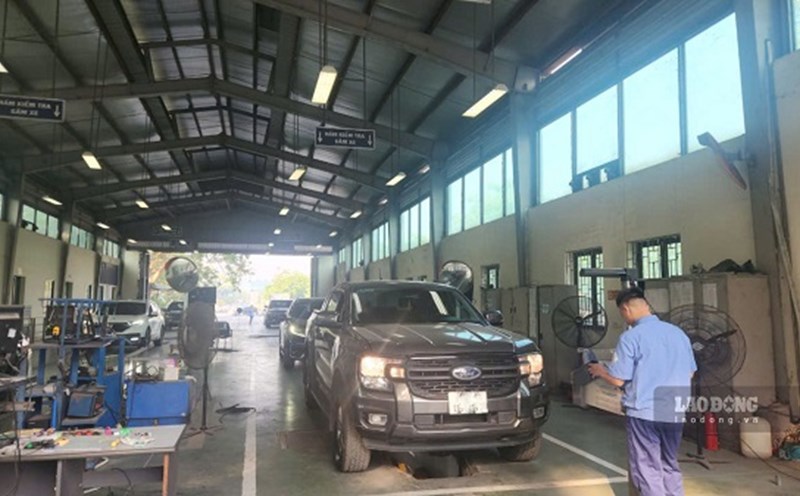 Inspectors check vehicle tires. Photo: Minh Hanh