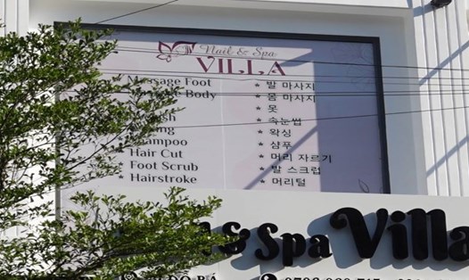 Nhiều biển hiệu quảng cáo ở Đà Nẵng toàn tiếng nước ngoài. Ảnh: Trần Thi