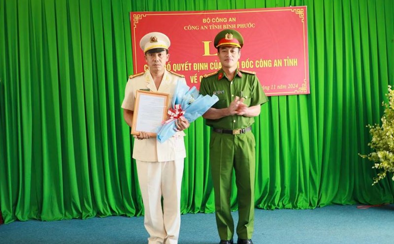 Colonel Nguyen Huy Hai - Deputy Director of Binh Phuoc Provincial Police - presented the transfer and appointment decision to Lieutenant Colonel Nguyen Hong Hai (left). Photo: Binh Phuoc Provincial Police