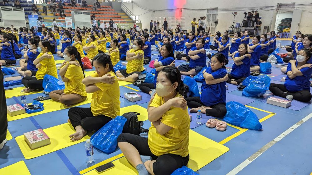 Buổi đồng diễn yoga có hơn 300 mẹ bầu tham gia tại Trung tâm Văn hóa - Thể thao Quận Gò Vấp vào sáng 10.11.