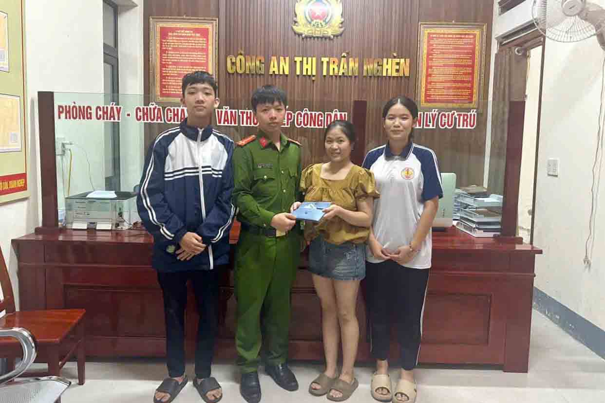 Representatives of Nghen High School students returned found property to the person who lost it. Photo: Thu Ha