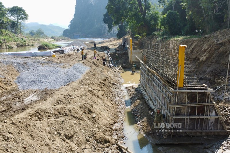 Du an ke chong sat lo tien ti o Bac Kan dang duoc tiep tuc trien khai sau vu thuy dien xa nuoc gay ngap ung. Anh: Viet Bac.