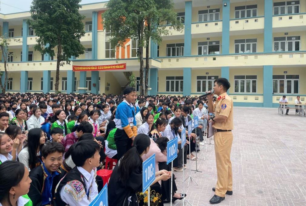Tuyen truyen an toan giao thong cho hoc sinh tai nhieu truong hoc o cac huyen vung cao. Anh: Cong an Thanh Hoa