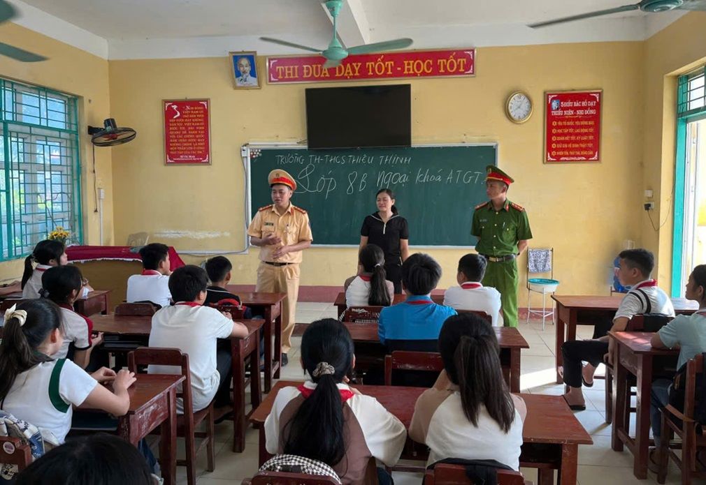 Luc luong CSGT Thanh Hoa den lop hoc tuyen truyen 