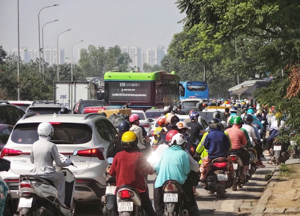 Theo ghi nhan cua phong vien, un tac nghiem trong xay ra tu doan Benh vien Hong Ngoc tren duong Chau Van Liem den Bao tang Quan su Viet Nam. 