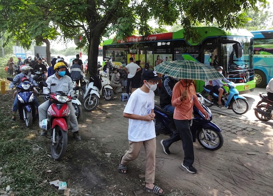  Tai doan duong gom Dai lo Thang Long doan di qua cau Song Nhue, nhieu xe may da tran len via he de thoat un tac. 