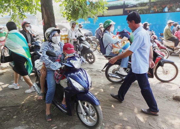 “Hom nay cuoi tuan nen toi dua con qua bao tang Quan su tham quan, nhung khong ngo lai dong va tac duong the nay. Mai chua den duoc bao tang. Nghe bao trong do con rat dong nen chac toi dua con quay ve de hom khac quay lai“, mot nguoi dan chia se.