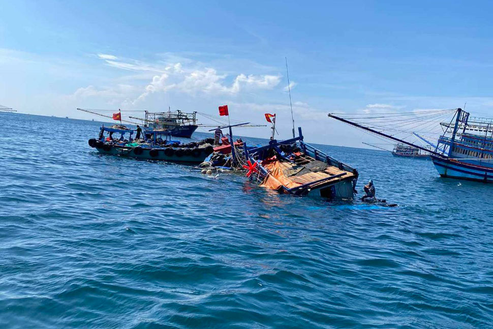 A fishing boat of Phu Yen fishermen was damaged at sea in early August 2024. Photo: Chau Cam Van