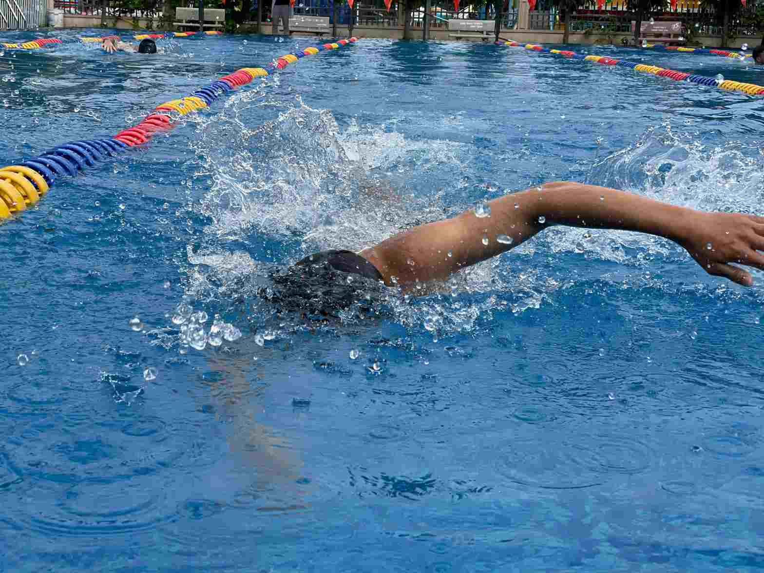 Workers and civil servants participate in a swimming competition organized by the Binh Duong Labor Culture Center. Photo: Dinh Trong