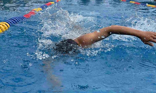 Công nhân viên chức lao động tham gia giải bơi lội do Trung tâm Văn hóa Lao động Bình Dương tổ chức. Ảnh: Đình Trọng