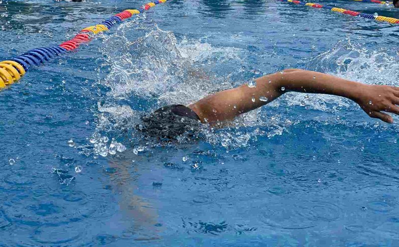 Workers and civil servants participate in a swimming competition organized by the Binh Duong Labor Culture Center. Photo: Dinh Trong