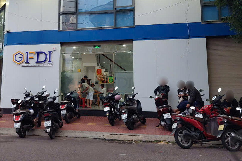 Many people gathered at the branch of GFDI Investment Consulting Company Limited in Quy Nhon City (Binh Dinh) to demand their rights. Photo: Hoai Luan