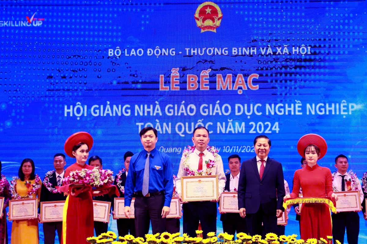Thu truong Bo Lao dong, Thuong binh va Xa hoi Le Tan Dung va Bi thu Trung uong Doan Thanh nien Cong san Ho Chi Minh trao giai Nhat cho cac nha giao xuat sac. Anh: Nguyen Thom