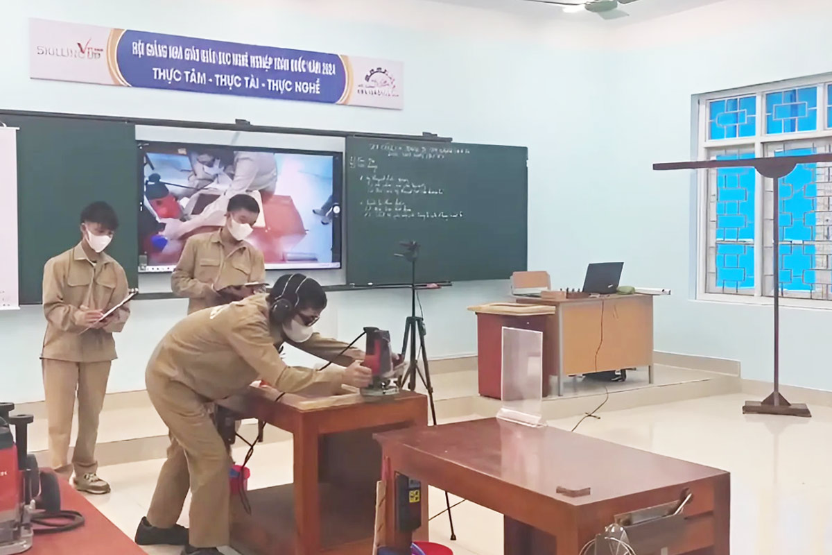 A teacher's lecture at the 2024 National Vocational Education Teachers' Conference. Photo: Minh Phuong