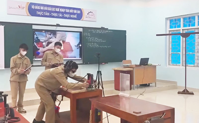 A teacher's lecture at the 2024 National Vocational Education Teachers' Conference. Photo: Minh Phuong